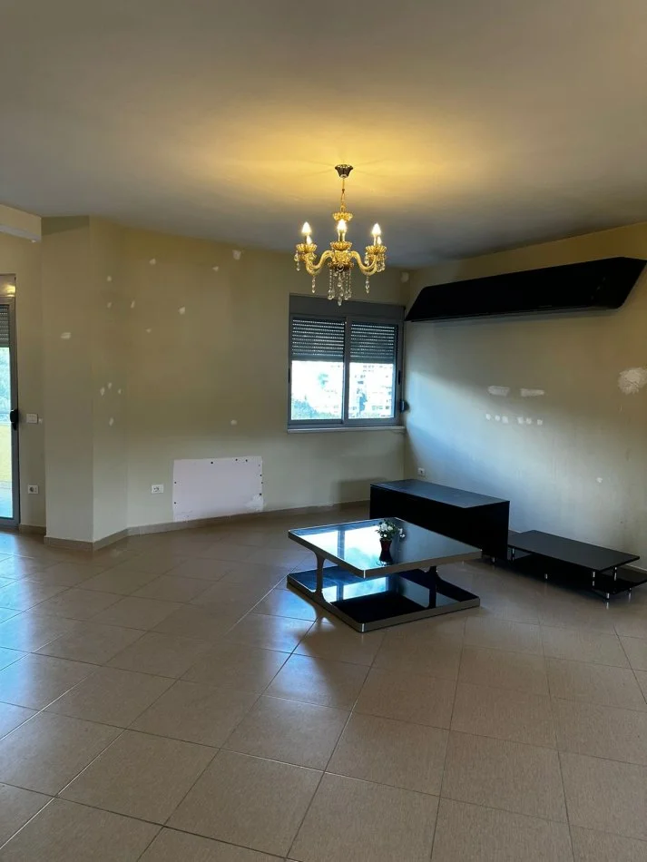 Tirane, jepet me qera apartament 3+1+Aneks+Ballkon Kati 3, 210 m² 1.000 € (rruga peti liqeni thate)