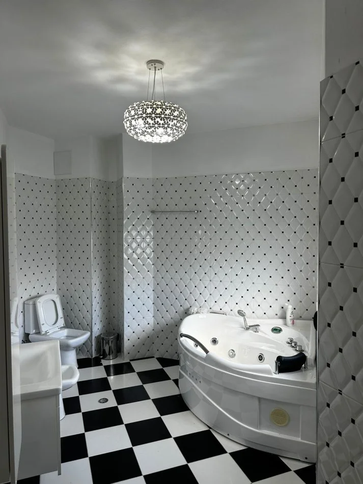 Tirane, jepet me qera apartament 3+1+Aneks+Ballkon Kati 3, 210 m² 1.000 € (rruga peti liqeni thate)