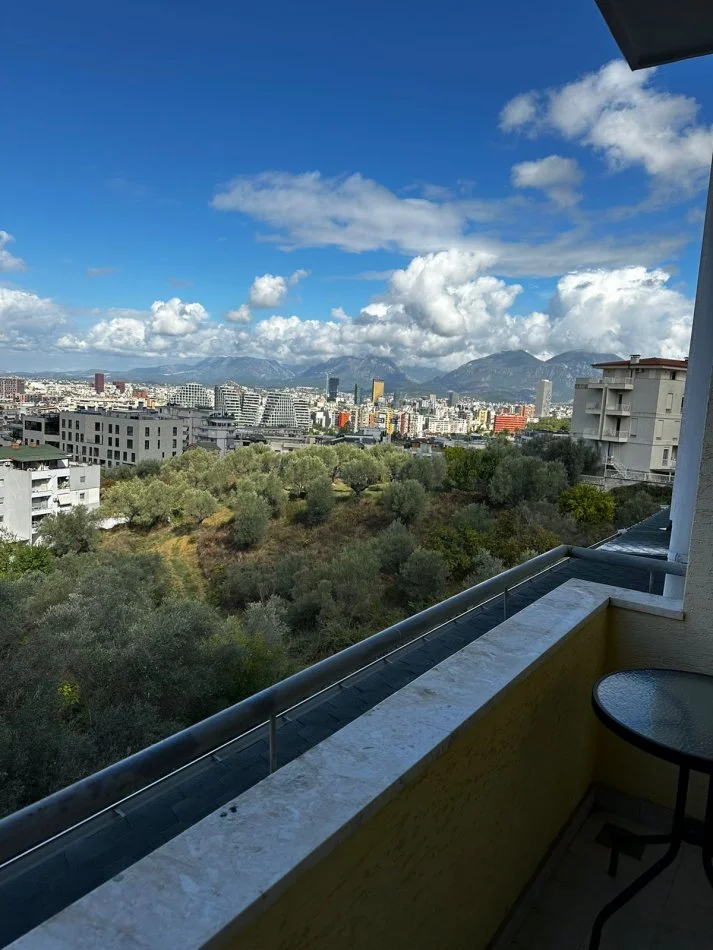 Tirane, jepet me qera apartament 3+1+Aneks+Ballkon Kati 3, 210 m² 1.000 € (rruga peti liqeni thate)