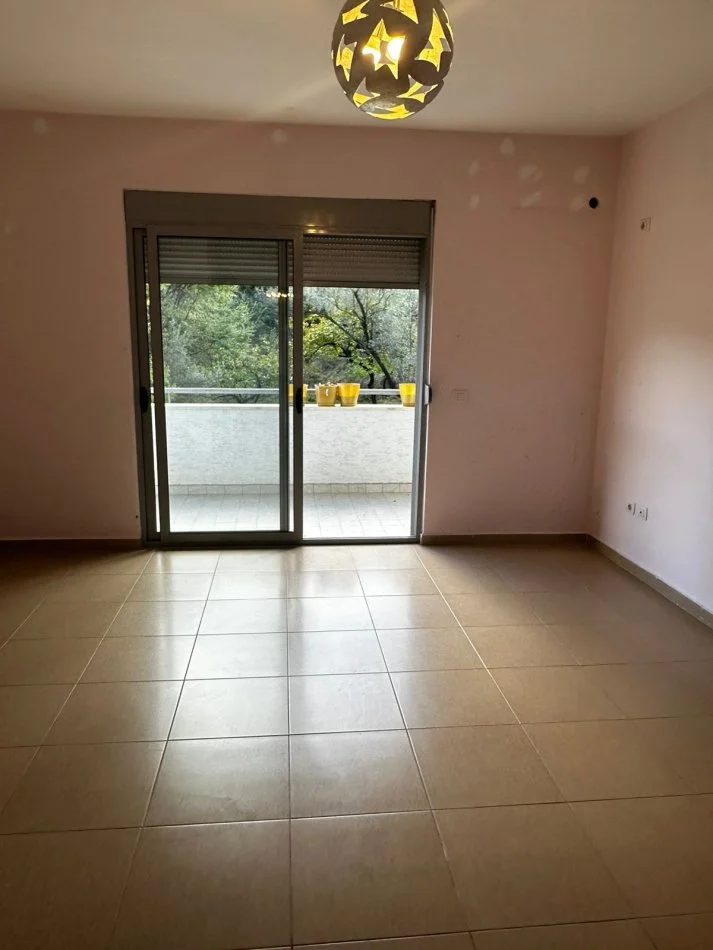 Tirane, jepet me qera apartament 3+1+Aneks+Ballkon Kati 3, 210 m² 1.000 € (rruga peti liqeni thate)