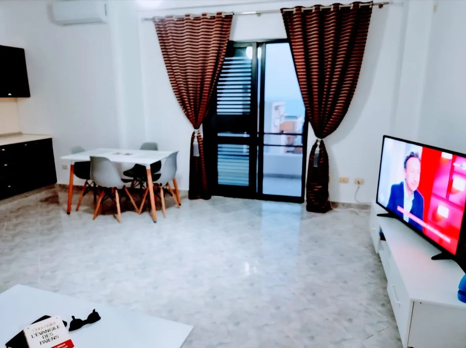 Durres, jepet me qera apartament 1+1 , 400 € (Prane Hotel Palace, plazh)