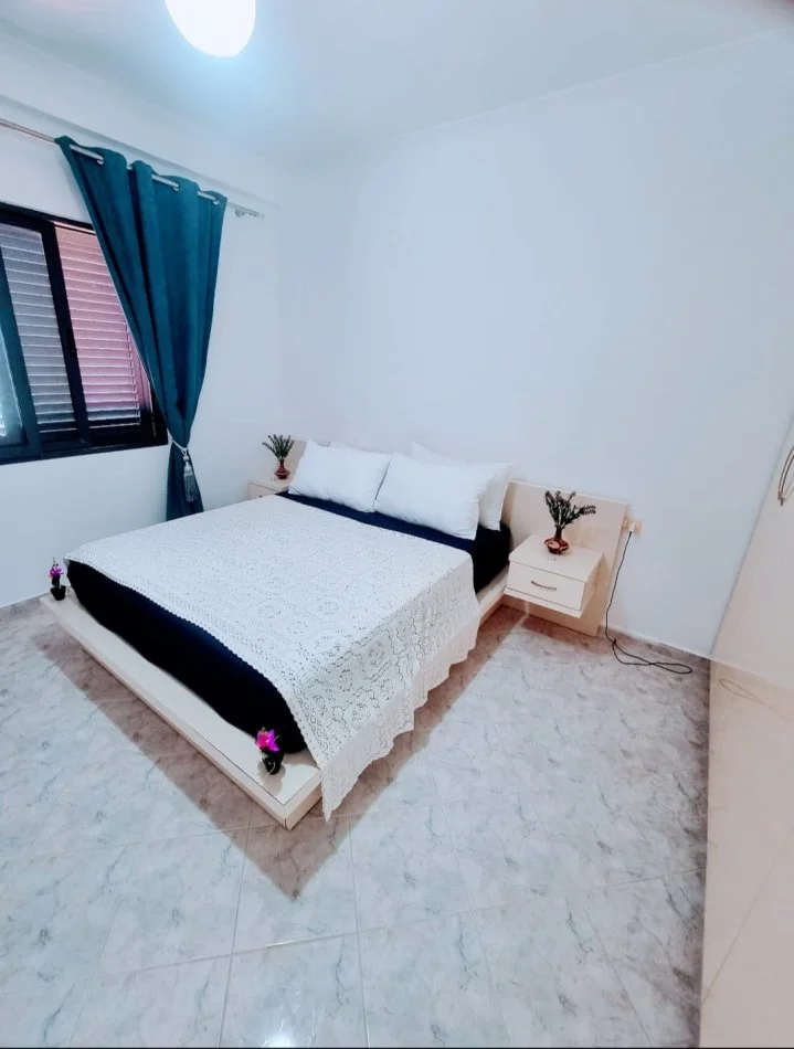 Durres, jepet me qera apartament 1+1 , 400 € (Prane Hotel Palace, plazh)