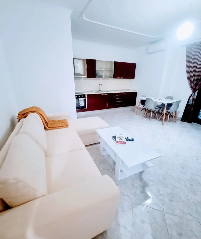 Durres, jepet me qera apartament 1+1 , 400 € (Prane Hotel Palace, plazh)