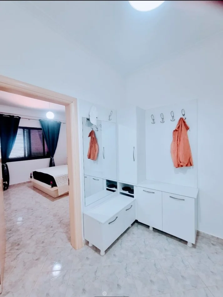 Durres, jepet me qera apartament 1+1 , 400 € (Prane Hotel Palace, plazh)