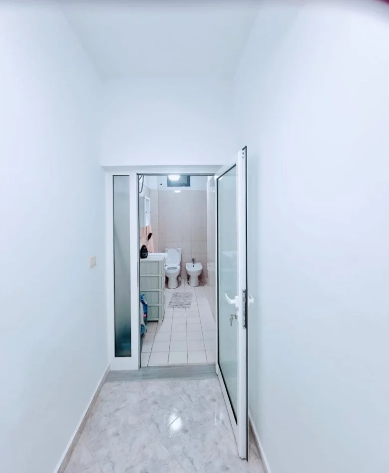 Durres, jepet me qera apartament 1+1 , 400 € (Prane Hotel Palace, plazh)