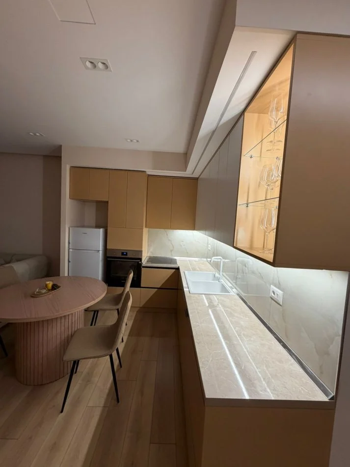 Tirane, jepet me qera apartament 2+1+Ballkon , 100 m² 900 € (Vizion Plus)