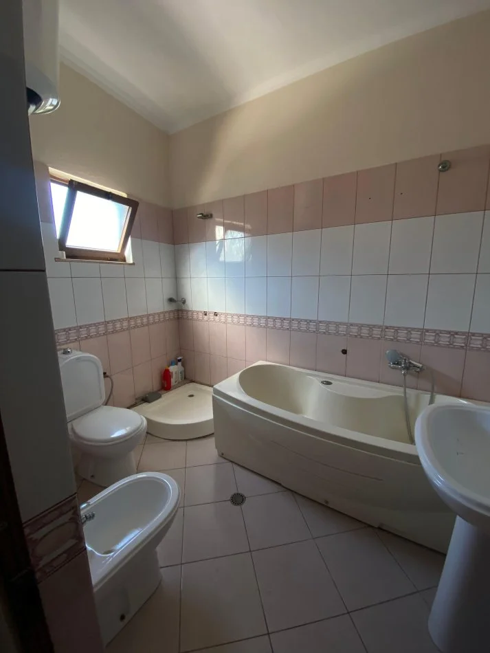 Tirane, jepet me qera apartament 2+1+Ballkon Kati 3, 80 m² 500 € (Misto Mame)