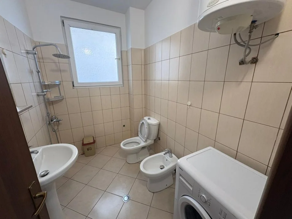 Vlore, jepet me qera apartament 1+1+Ballkon Kati 3, 70 m² 230 € (Rruga Sazani)