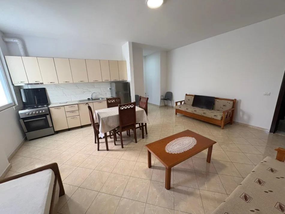 Vlore, jepet me qera apartament 1+1+Ballkon Kati 3, 70 m² 230 € (Rruga Sazani)