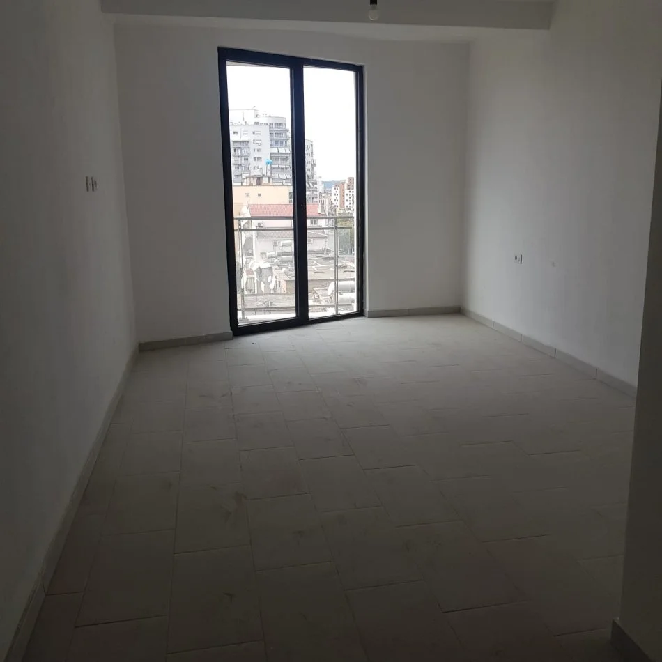Tirane, jap me qera apartament 3+1+Ballkon Kati 4, 120 m² 1.250 € (mine peza)