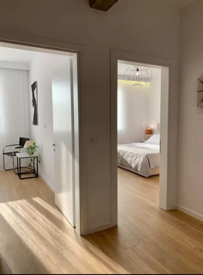 Tirane, jepet me qera apartament 2+1 Kati 3, 78 m² 800 € (afer pallati me shigjeta)