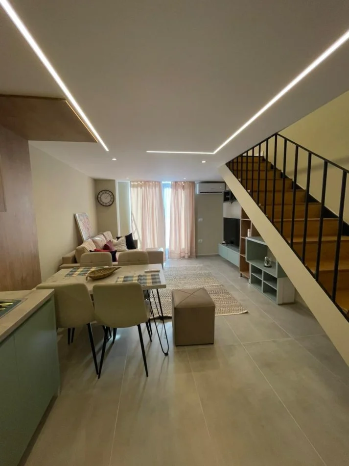 Tirane, shitet apartament duplex 1+1 Kati 1, 70m² 115.000 € (Golden Park 3)