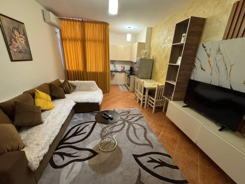 Durres, jepet me qera apartament 1+1+Ballkon Kati 9, 500 € (Poliklinika)