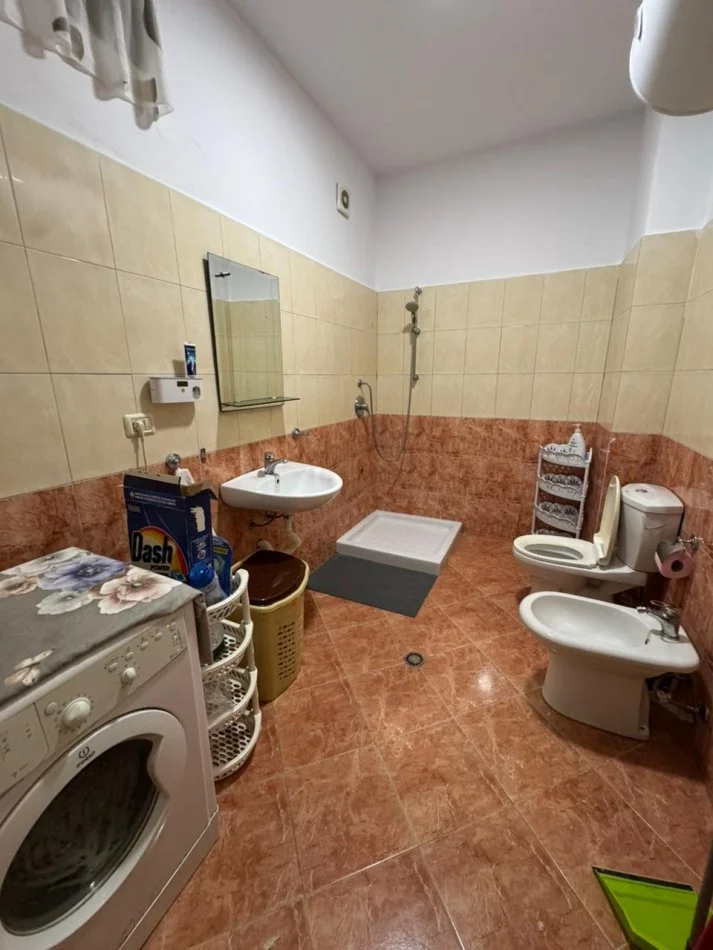 Durres, jepet me qera apartament 1+1+Ballkon Kati 9, 500 € (Poliklinika)