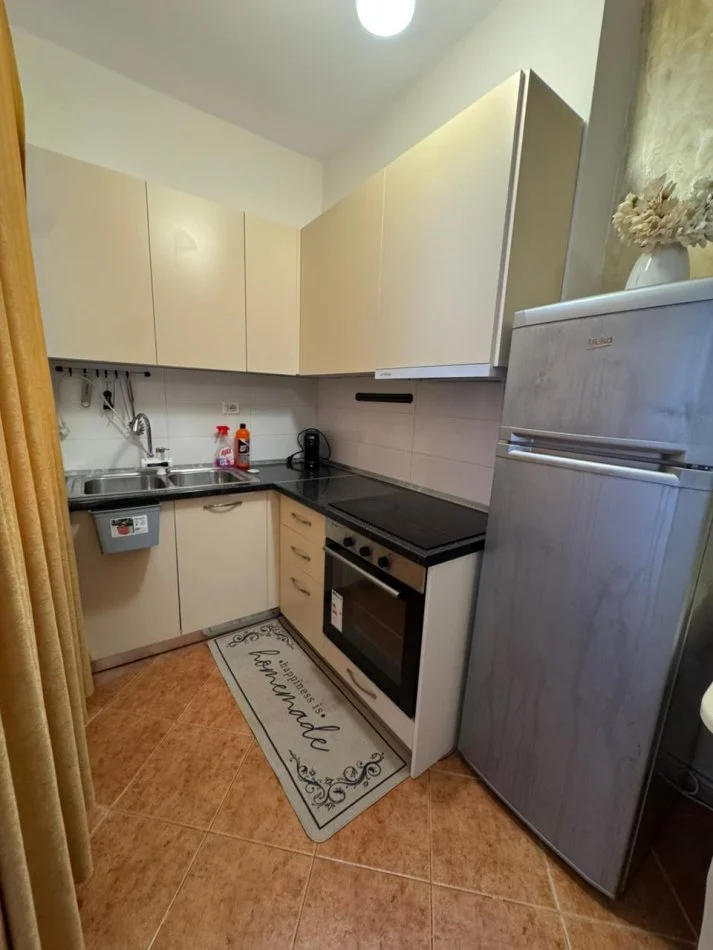 Durres, jepet me qera apartament 1+1+Ballkon Kati 9, 500 € (Poliklinika)