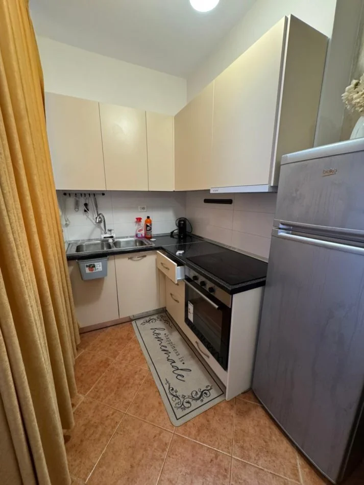 Durres, jepet me qera apartament 1+1+Ballkon Kati 9, 500 € (Poliklinika)