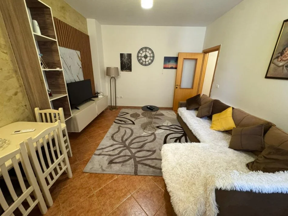 Durres, jepet me qera apartament 1+1+Ballkon Kati 9, 500 € (Poliklinika)