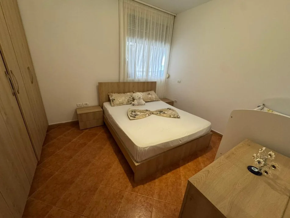 Durres, jepet me qera apartament 1+1+Ballkon Kati 9, 500 € (Poliklinika)