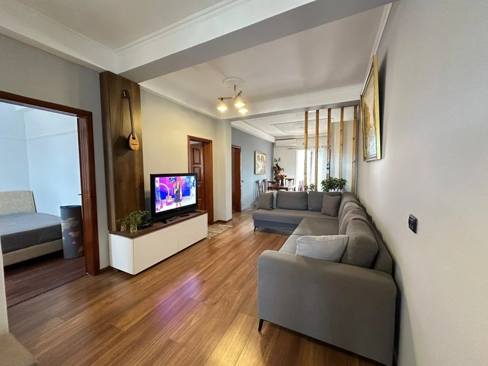 Tirane, jap me qera apartament 2+1 Kati 2, 115 m² 550 € (Rruga 5 Maji)