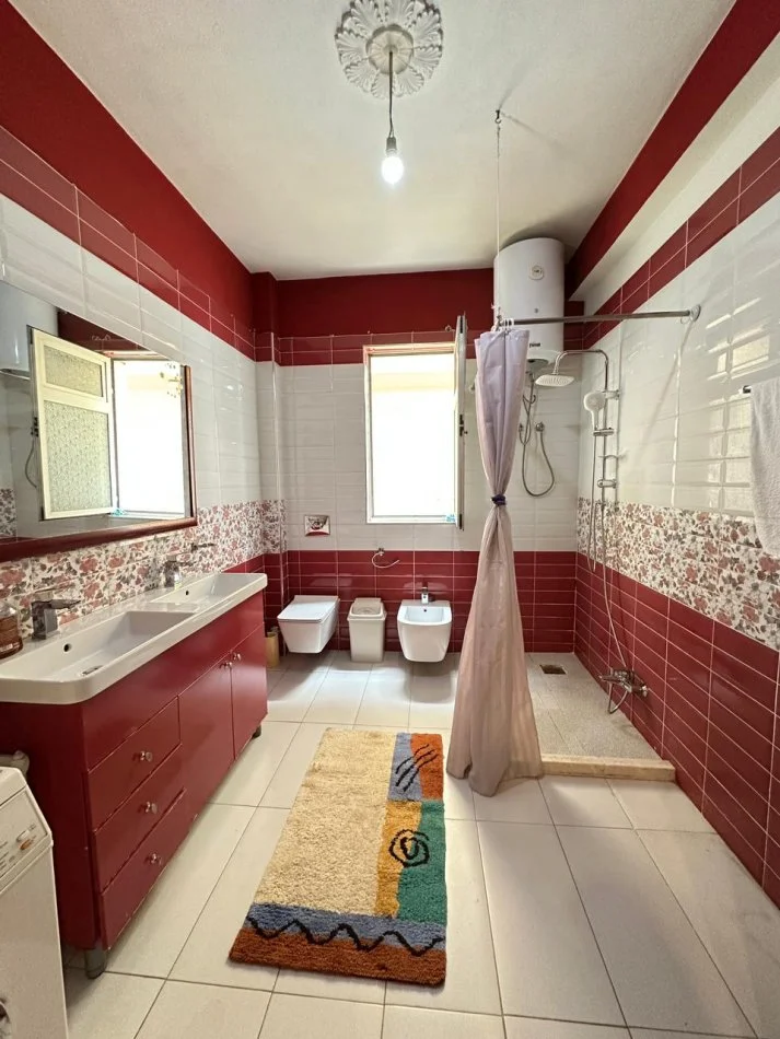 Tirane, jap me qera apartament 2+1 Kati 2, 115 m² 550 € (Rruga 5 Maji)