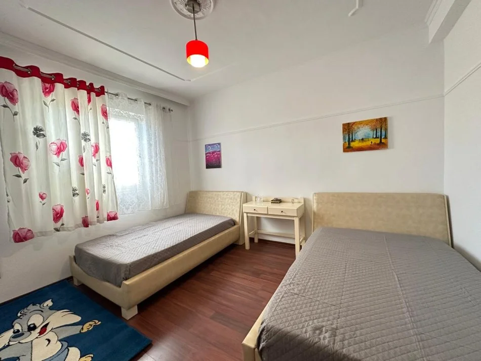 Tirane, jap me qera apartament 2+1 Kati 2, 115 m² 550 € (Rruga 5 Maji)