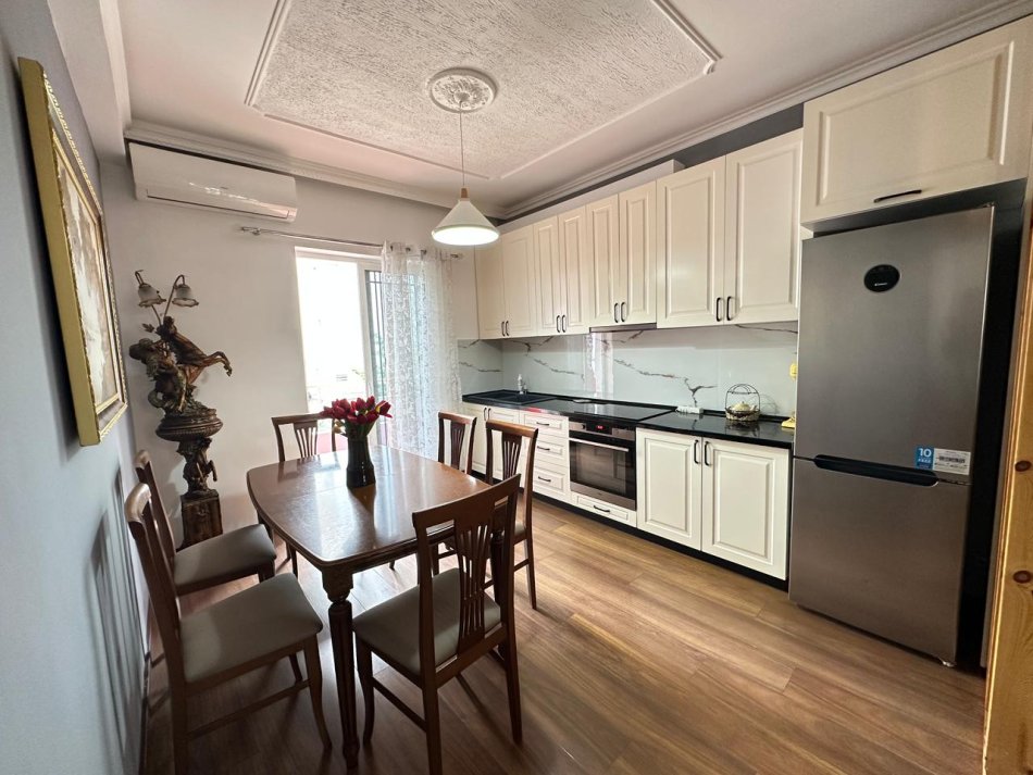 Tirane, jap me qera apartament 2+1 Kati 2, 115 m² 550 € (Rruga 5 Maji)