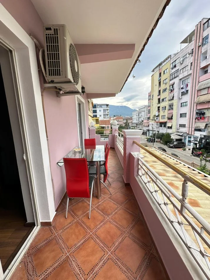 Tirane, jap me qera apartament 2+1 Kati 2, 115 m² 550 € (Rruga 5 Maji)