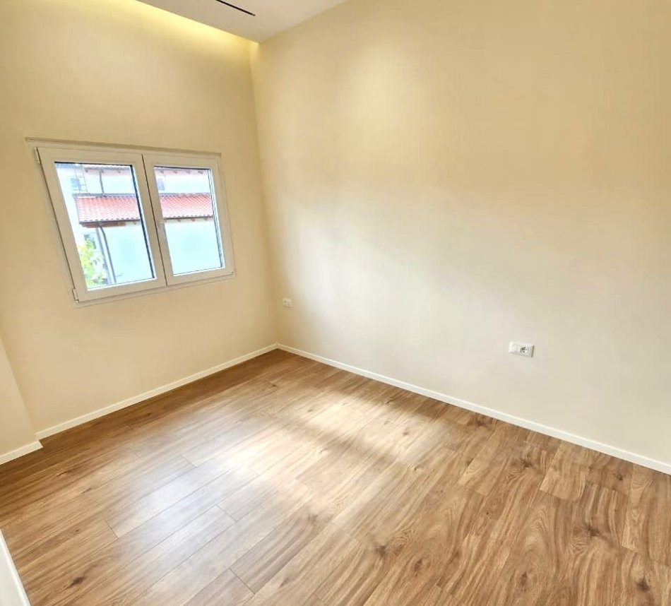 Në shitje: 1+1+kuzhinë më vete📍Sipër Kompleksit Grand / Ngjitur me kompleksin Mangalem ( Ali Dem) 91.500 euro