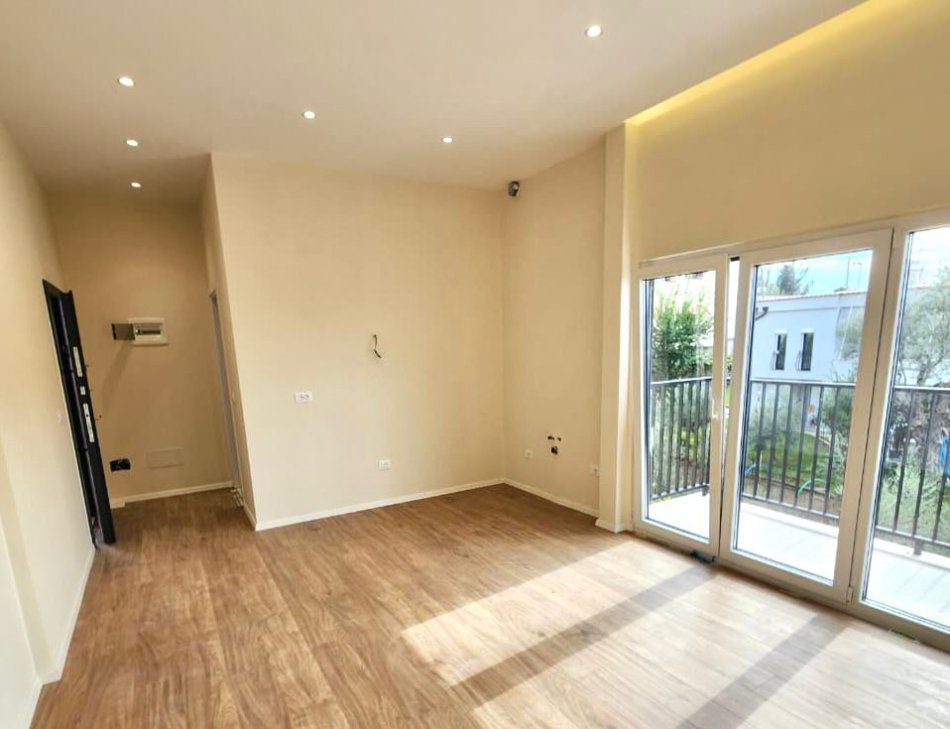 Në shitje: 1+1+kuzhinë më vete📍Sipër Kompleksit Grand / Ngjitur me kompleksin Mangalem ( Ali Dem) 91.500 euro