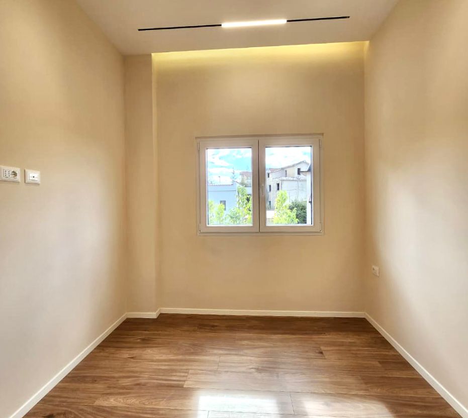 Në shitje: 1+1+kuzhinë më vete📍Sipër Kompleksit Grand / Ngjitur me kompleksin Mangalem ( Ali Dem) 91.500 euro