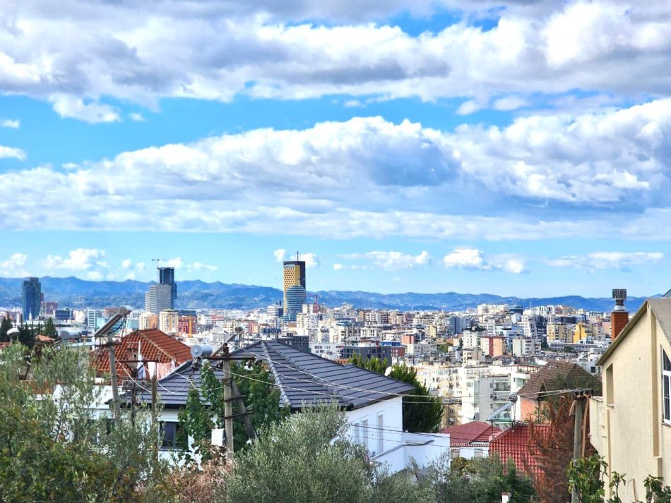 Në shitje: 1+1+kuzhinë më vete📍Sipër Kompleksit Grand / Ngjitur me kompleksin Mangalem ( Ali Dem) 91.500 euro