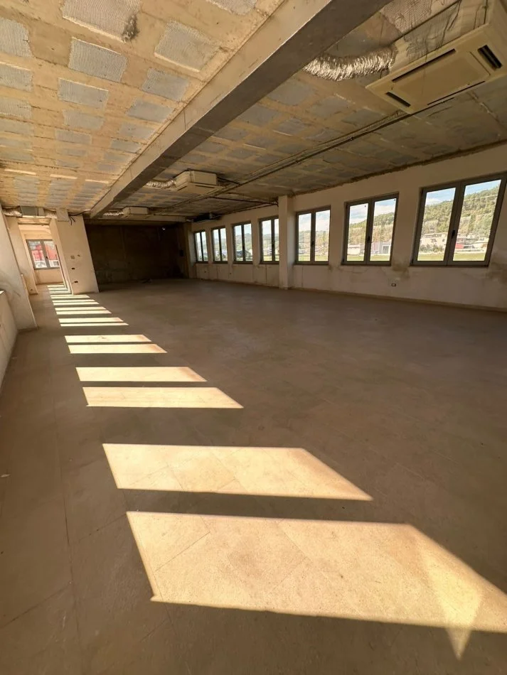 Tirane, jepet me qera magazine Kati 0, 1.800 m² 2.000 € (Vaqarr)