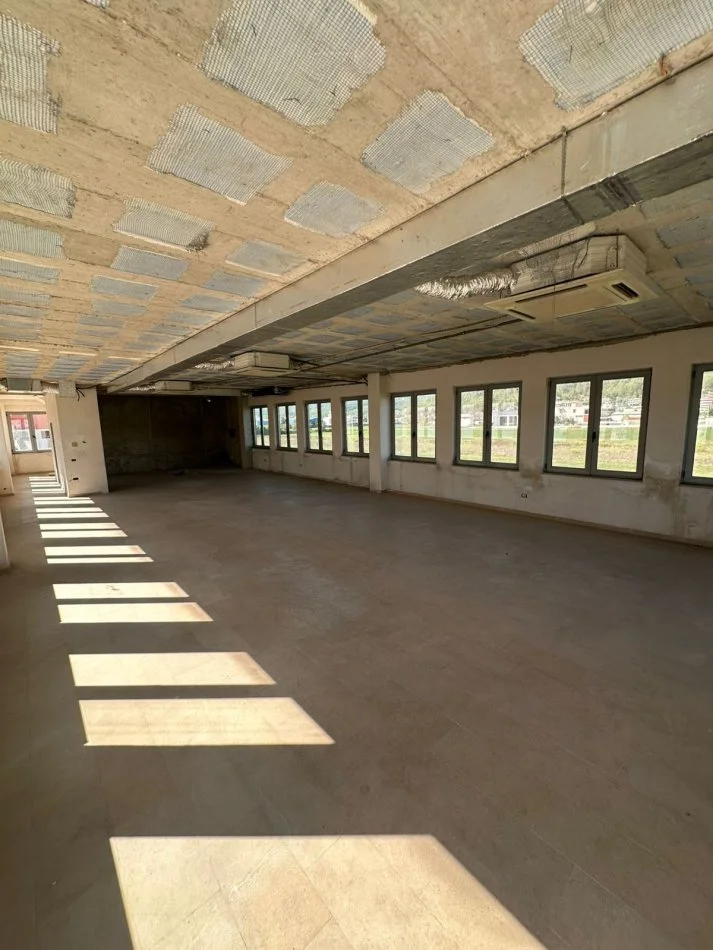 Tirane, jepet me qera magazine Kati 0, 1.800 m² 2.000 € (Vaqarr)