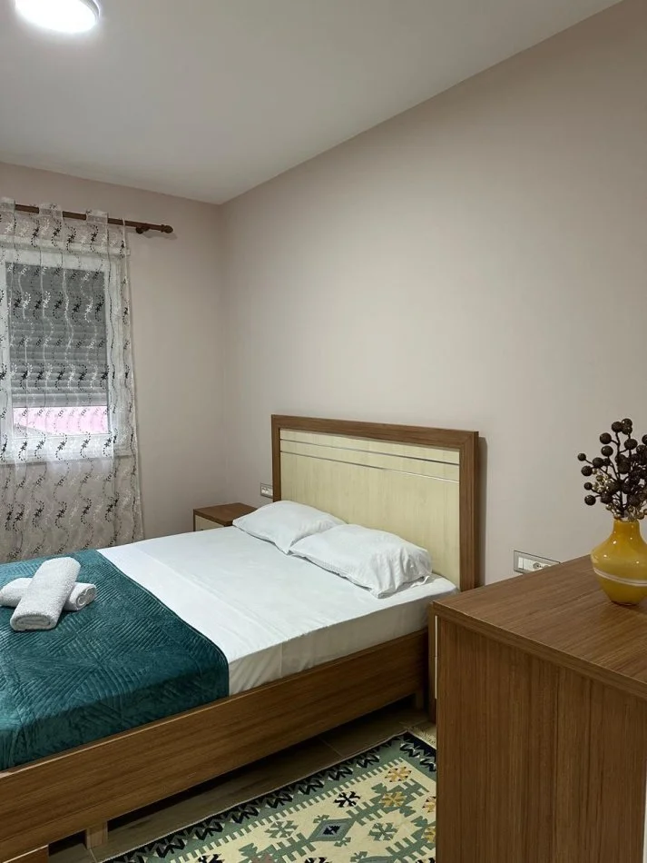 Durres, jepet me qera apartament 1+1+Ballkon Kati 1, 450 € (Bibloteka)