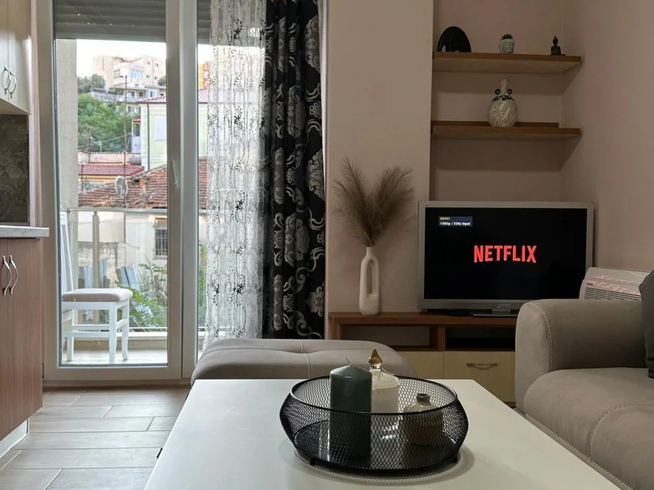 Durres, jepet me qera apartament 1+1+Ballkon Kati 1, 450 € (Bibloteka)