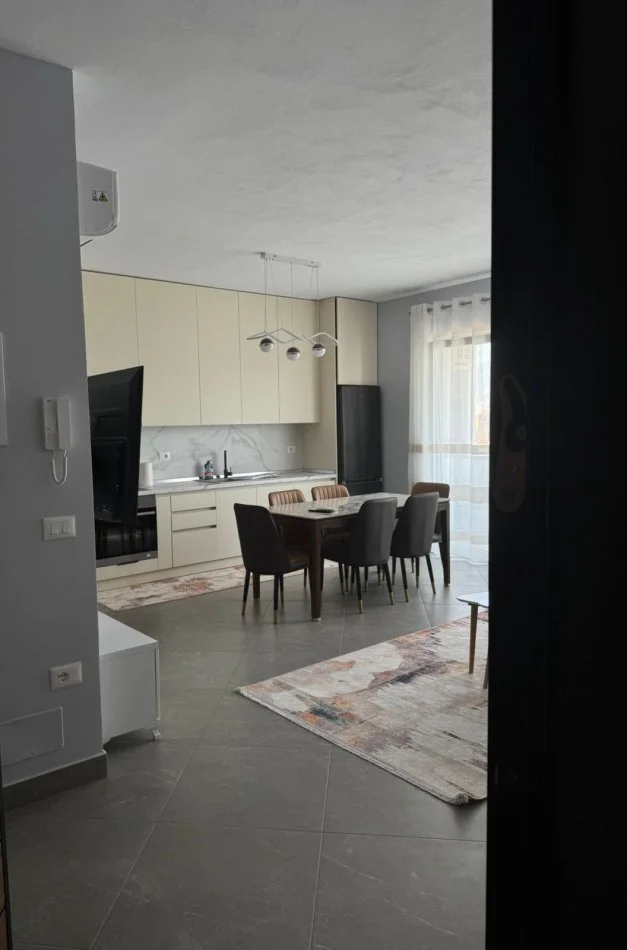 Tirane, jepet me qera apartament 2+1+Ballkon Kati 9, 95 m² 750 € (Ish Fusha e Aviacionit)