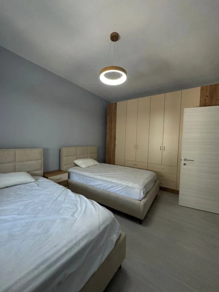 Tirane, jepet me qera apartament 2+1+Ballkon Kati 9, 95 m² 750 € (Ish Fusha e Aviacionit)