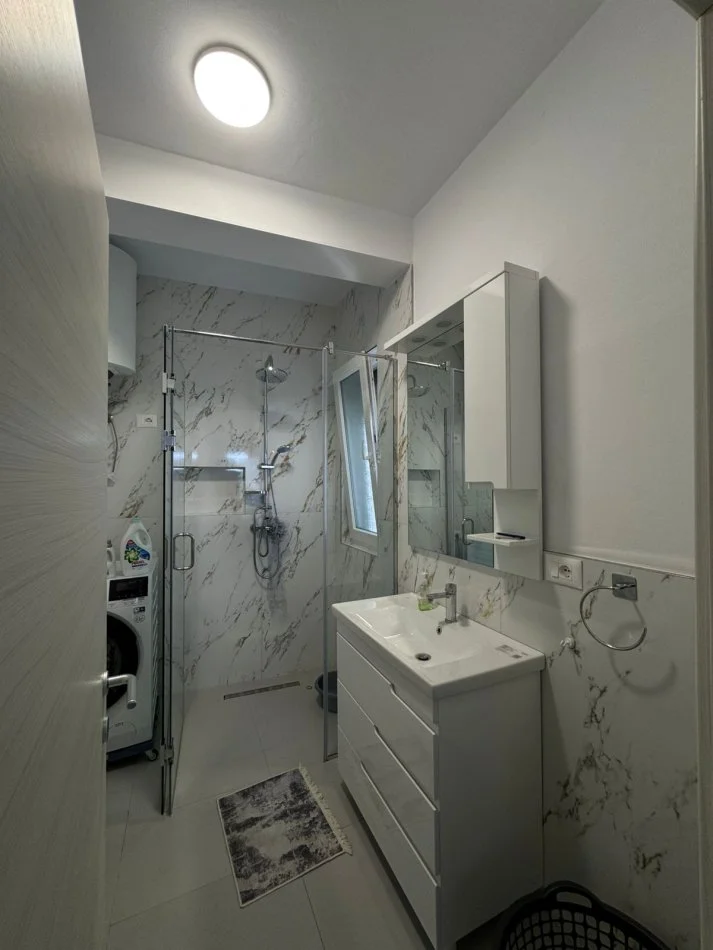 Tirane, jepet me qera apartament 2+1+Ballkon Kati 9, 95 m² 750 € (Ish Fusha e Aviacionit)