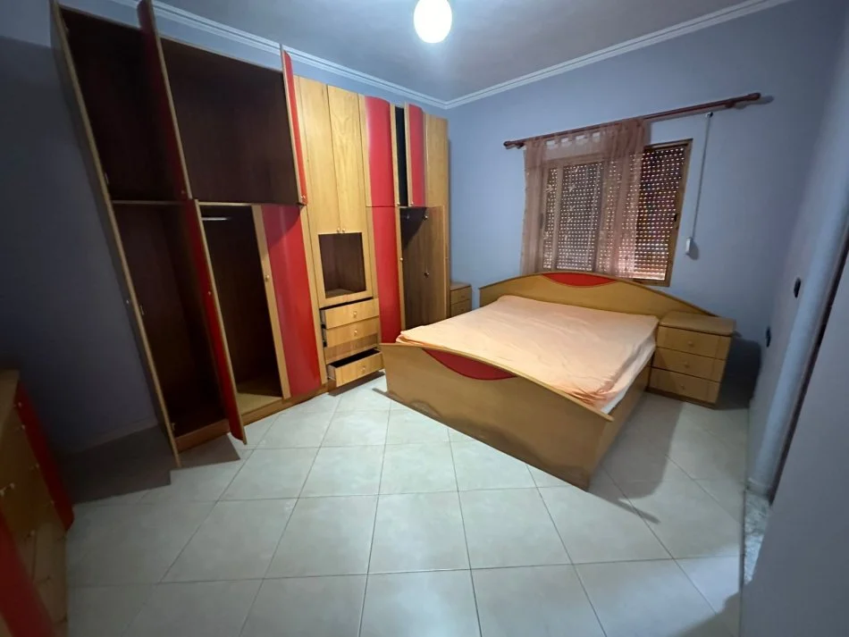 Tirane, jepet me qera apartament 2+1+Ballkon Kati 2, 120 m² 650 € (Qytet Studenti)