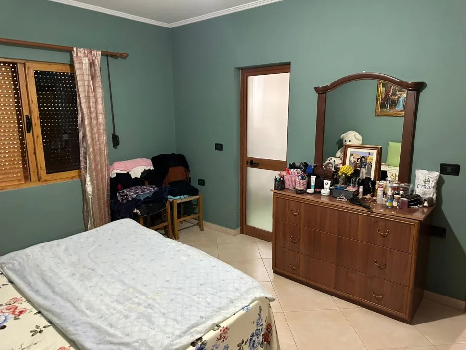 Tirane, jepet me qera apartament 2+1+Ballkon Kati 2, 120 m² 650 € (Qytet Studenti)