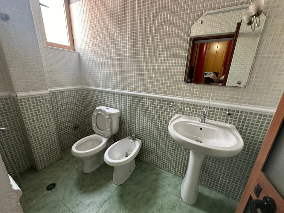 Tirane, jepet me qera apartament 2+1+Ballkon Kati 2, 120 m² 650 € (Qytet Studenti)