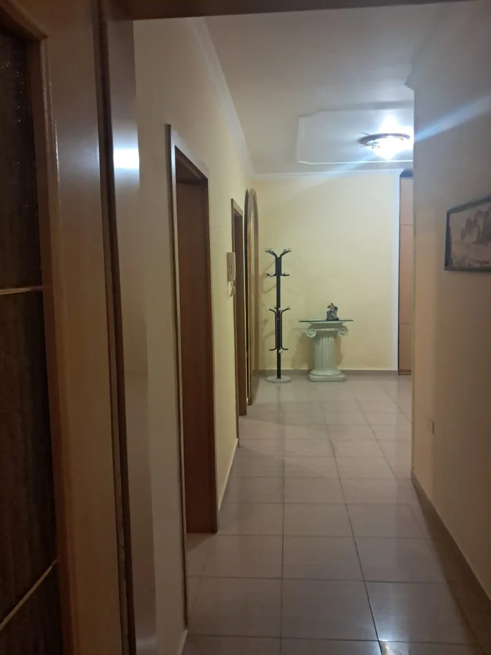 Tirane, jepet me qera apartament 2+1+Ballkon Kati 5, 120 m² 950 € (Garda)