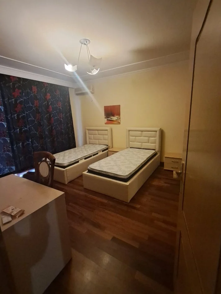 Tirane, jepet me qera apartament 2+1+Ballkon Kati 5, 120 m² 950 € (Garda)