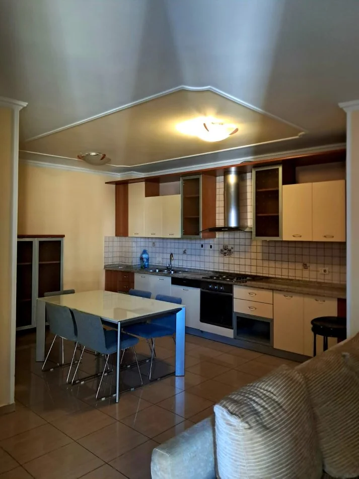 Tirane, jepet me qera apartament 2+1+Ballkon Kati 5, 120 m² 950 € (Garda)