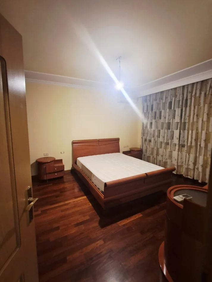 Tirane, jepet me qera apartament 2+1+Ballkon Kati 5, 120 m² 950 € (Garda)