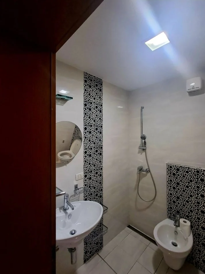 Tirane, jepet me qera apartament 2+1+Ballkon Kati 5, 120 m² 950 € (Garda)