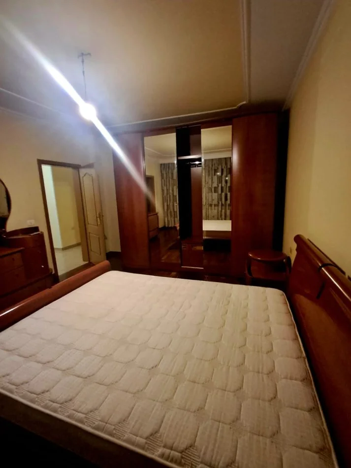 Tirane, jepet me qera apartament 2+1+Ballkon Kati 5, 120 m² 950 € (Garda)