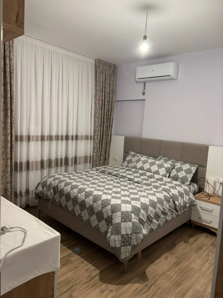 Tirane, jepet me qera apartament 2+1+Ballkon Kati 9, 100 m² 650 € (ish fusha aviacionit)