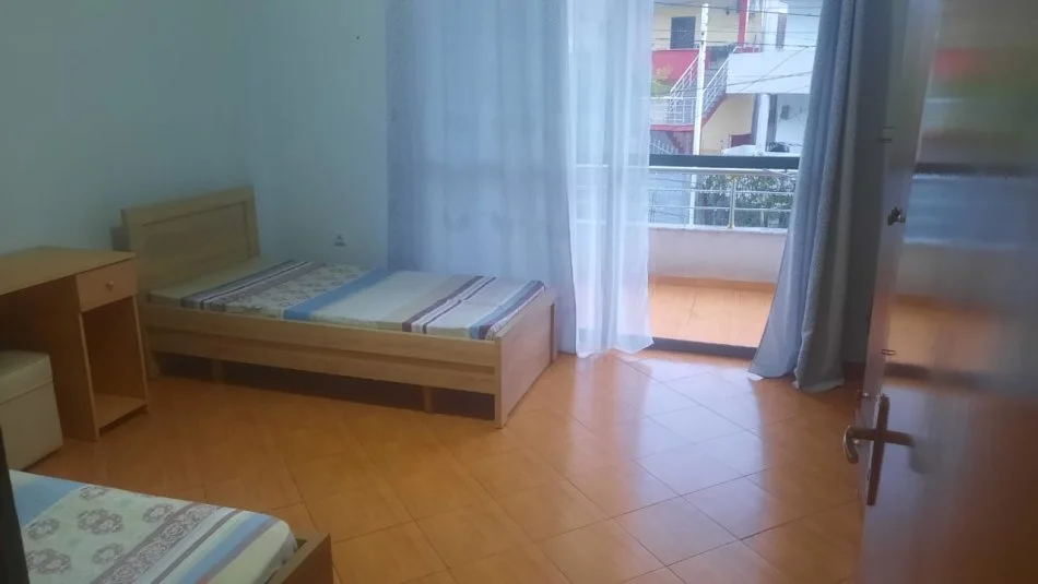 Tirane, jap me qera apartament 3+1+Ballkon Kati 2, 148 m² 560 € (VILAT GJERMANE)