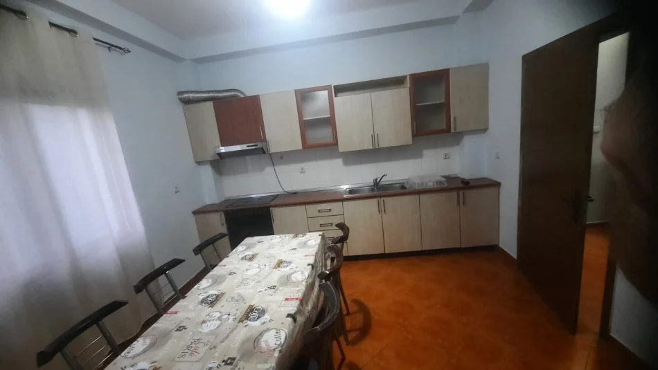 Tirane, jap me qera apartament 3+1+Ballkon Kati 2, 148 m² 560 € (VILAT GJERMANE)